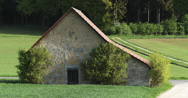 Beige, Haus, Bäume, Feldscheune, Felder, Hecken, Wald, Fahrbahn, Gras, Natur, Gebäude, Landwirtschaft, Acker-, Feld, fränkische schweiz, Plateau, Frühling, Pflanze, Baum, die Architektur, gebaute Struktur, Wachstum, grüne Farbe, Tag, keine Leute, Land, Gebäudehülle, draußen, Landschaft, Ruhe, Schönheit in der Natur, Hütte, 5K, CC0, gemeinfrei, lizenzfrei