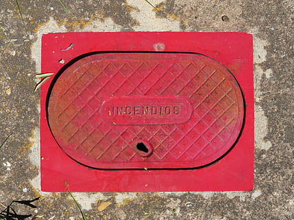 idrante, fuoco, acqua, testo, comunicazione, sceneggiatura occidentale, rosso, avvicinamento, nessuno, giorno, cartello, metallo, vista dall'alto, lettera maiuscola, cassetta postale, posta, forma geometrica, all'aperto, caratteristica della parete, lettera, forma, coperchio, tombino, 4K, CC0, dominio pubblico, privo di copyright