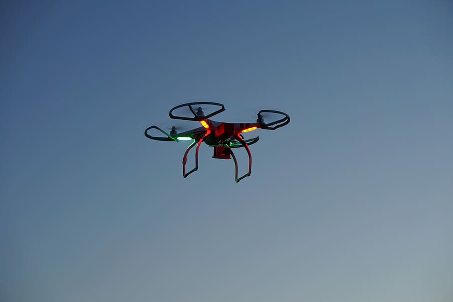 drone, dji, fantasma, quadcopter, helicòpter, camp, agricultura, cervatillo, cerca, volar, dom, joguines, diversió, alçada, vol, aire, a la pàgina, blat de moro, blat, núvols, crepuscle, actioncam, càmera d’acció, foto, fotografia, vídeo, hèlix, drones, juguetear, aficionats, oci, pasatemps, model, model d’avió, joguina model, innovació, tendència, cel, volant, blau, naturalesa, cel clar, còpia espai, temes d'animals, invertebrat, a l'aire, animal, cap gent, vista d’angle baix, dia, a l'aire lliure, fauna animal, insecte, artròpode, un animal, aràcnids, aranya, 5K