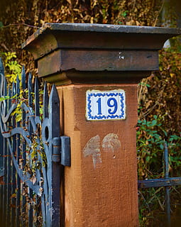 Post, Eingang, Stein, Metall, Garten, Zaun, alt, Tor, verwittert, Hausnummer Straße, Nummer, Gartentor, Gartentür, Eintrag, Hausnummer, Ziel Eisentor, keine Leute, Tag, draußen, Nahansicht, rollstuhlzugang, Kommunikation, Text, westliche Schrift, Zeichen, Holz - Material, Pflanze, Fokus auf den Vordergrund, rostig, Wand, Information, Natur, Blau, Briefkasten, 4K, CC0, gemeinfrei, lizenzfrei