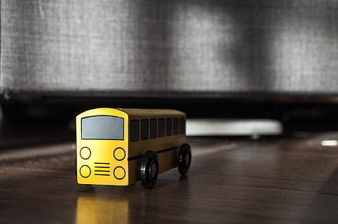 Modell-, Bus, Gelb, drinnen, keine Leute, Transport, Transportmittel, Nahansicht, Holz - Material, Auto, Spielzeug, Tabelle, Taxi, Fokus auf den Vordergrund, selektiver Fokus, einzelnes Objekt, Bodenbelag, Nummer, gelbes Taxi, Abwesenheit, Fotografie-Themen, Oberflächenniveau, 4K, CC0, gemeinfrei, lizenzfrei