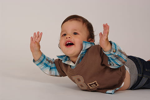bambino, risata, dire bugie, solo i bambini, una persona, persone, girato in studio, innocenza, giovane, infanzia, carina, ritratto, persone reali, in casa, prima infanzia, bambino piccolo, guardando la fotocamera, lunghezza intera, vista frontale, sorridente, braccia alzate, braccio umano, bocca aperta, 4K, CC0, dominio pubblico, privo di copyright