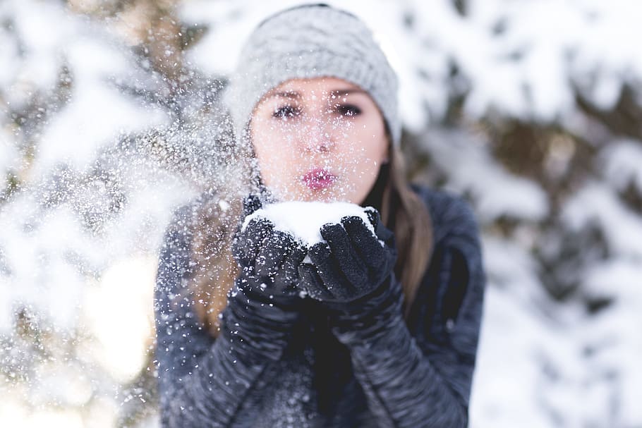 Frauen schwarzen Pullover, Schnee, Winter, Weiß, kalt, Wetter, Eis, Natur, Berg, Menschen, Frau, kalte Temperatur, warme Kleidung, eine Person, Kleidung, Porträt, Hut, junger Erwachsener, Handschuh, Freizeitbeschäftigung, Kopfschuss, Vorderansicht, Strickmütze, Spaß, schneit, draußen, schöne Frau, Teenager, 5K