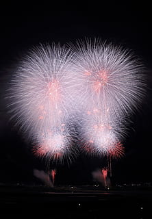 Weiß, rot, Feuerwerk, Fotografie, Nachtzeit, Nacht-, Himmel, Explosion, Star, Feier, explodiert, Feuer - natürliches Phänomen, Feuerwerk - künstliches Objekt, Veranstaltung, Party - gesellschaftliches Ereignis, hell, Urlaub, mehrfarbig, schwarze Farbe, glühend, traditionelles Fest, dunkel, Rauch - physische Struktur, Kunst, Kultur und Unterhaltung, Bewegung, beleuchtet, Natur, Langzeitbelichtung, Bewegungsunschärfe, keine Leute, explosiv, draußen, Flachwinkelansicht, pinke Farbe, Silvester, Funken, Licht, 4K, CC0, gemeinfrei, lizenzfrei