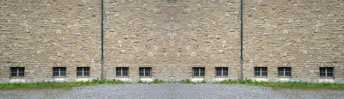 vecchio, struttura, pietra, pietra, muro di pietra, parete, pietra, facciata, muri, Marrone, sfondo, muro di pietra naturale, mattoni, rottura, crepe, costruzione, sfondi, esterno dell'edificio, architettura, nessuno, giorno, all'aperto, struttura costruita, caratteristica della parete, finestra, mattone, di fila, industria, natura, Casa, quartiere residenziale, copia spazio, legno - materiale, 5K, CC0, dominio pubblico, privo di copyright