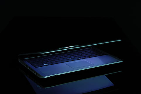 laptop, caiet, calculator, tehnologie, conexiune, tehnologia fără fir, comunicare, Fundal negru, studio shot, în interior, întuneric, Internet, portabilitate, echipamente de calcul, rețea de calculatoare, Monitorul computerului, nici o persoana, spațiu copie, a închide, noapte, dispozitiv portabil de informații, comunicații globale, 4K, CC0, domeniu public, fără drepturi de autor