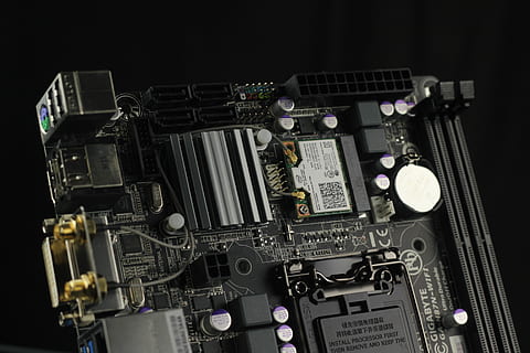 carte mère noire, carte mère, ordinateur, processeur, La technologie, Matériel, circuit, système, planche, pc, pcb, puce, circuit imprimé, puce informatique, partie informatique, composant électrique, Les données, équipement, Industrie électronique, CPU, semi-conducteur, prise de vue en studio, fond noir, à l'intérieur, fermer, personne, lien, la communication, nature morte, complexité, machinerie, la musique, vue grand angle, contrôle, industrie, bouton, équipement électrique, 5K, CC0, domaine public, libre de droits