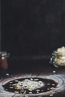 selektivní, zaměření fotografie, hnědý, bramborové hranolky, mandle, cukr, pečení, dort, dezert, detail, nikdo, uvnitř, jídlo, kopie prostor, jídlo a pití, stálý život, stůl, svěžest, sladké jídlo, dřevo - materiál, selektivní zaměření, zaměřit se na popředí, den, požitek, kuchyňské nádobí, sladký, rezavý, mince, pokušení, 5K, CC0, veřejná doména, bez autorských práv