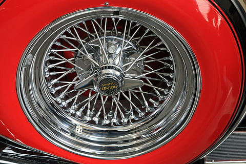 Oldtimer, Speichen, Räder, Wagenrad, Nostalgie, Autofelgen, nostalgisch, alt, klassisch, Chrom, Rad, glänzend, rot, Auto, Landfahrzeug, Reifen, Transportmittel, Transport, Metall, Kraftfahrzeug, Nahansicht, gesprochen, keine Leute, gestalten, Fahrzeugteil, Kreis, Geometrische Figur, silberfarben, Rücklicht, Legierung, konzentrisch, Luxus, 5K, CC0, gemeinfrei, lizenzfrei