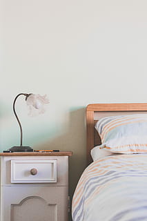 โคมไฟ, ด้านบน, nightstand, โคมไฟตั้งโต๊ะ, โซฟา, เตียง, แผ่น, บ้าน, การตกแต่ง, เฟอร์นิเจอร์, ห้องภายในประเทศ, ในบ้าน, ห้องนอน, ตกแต่งภายในบ้าน, ตารางกลางคืน, ไม่มีคน, พื้นที่การคัดลอก, คุณสมบัติผนังอาคาร, หมอน, ชีวิตในบ้าน, สบาย, ไลฟ์สไตล์, อุปกรณ์ให้แสงสว่าง, หลอดไฟฟ้า, สีขาว, ขาด, สิ่งพิมพ์, บรรยากาศสบาย ๆ, นาฬิกา, โต๊ะข้างๆ, 5K, CC0, โดเมนสาธารณะ, ค่าลิขสิทธิ์ฟรี