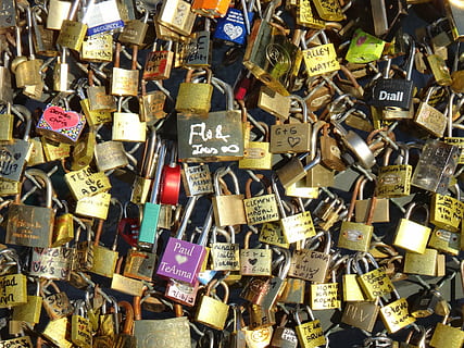 Paris, slotte, bro, hukommelse, kærlighed, romantisk, romantik, venskab, hjerte, valentinsdag, venner, hængelås, låse, overflod, stor gruppe af objekter, sikkerhed, fuld ramme, kærlighedslås, positive følelser, beskyttelse, baggrunde, metal, ingen mennesker, dag, hængende, meddelelse, emotion, variation, rækværk, udendørs, besked, 2K, CC0, offentligt domæne, royaltyfrie