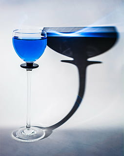 Glas, Trinkbecher, Licht, Schatten, Getränk, Alkohol, Weinglas, Trinkglas, Flüssigkeit, Erfrischung, keine Leute, Blau, Essen und Trinken, Nahansicht, transparent, Stillleben, Tabelle, Glas - Material, drinnen, Studioaufnahme, Wein, Haushaltsausstattung, Frische, 4K, CC0, gemeinfrei, lizenzfrei