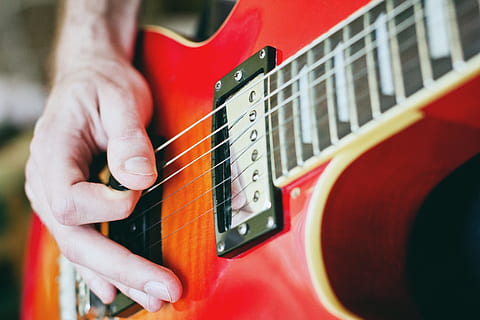 guitarra, collir, cordes, mans, músic, música, instrument musical, instrument de corda, cultura i entreteniment artístic, jugant, mà humana, una persona, part del cos humà, equipament musical, rendiment, adult, mà, guitarrista, vermell, arrossegant un instrument, cadena, artista, guitarra elèctrica, habilitat, música rock, dit, 5K, CC0, domini públic, lliure de regalies