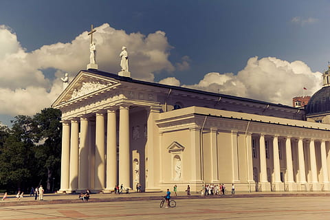 costruzione, Lituania, colonne, architettura, posto famoso, colonna architettonica, storia, struttura costruita, gruppo di persone, cielo, esterno dell'edificio, nuvola - cielo, persone reali, grande gruppo di persone, destinazioni di viaggio, natura, folla, giorno, viaggio, città, governo, persone accessorie, uomini, il passato, all'aperto, colonnato, 1080P, CC0, dominio pubblico, privo di copyright