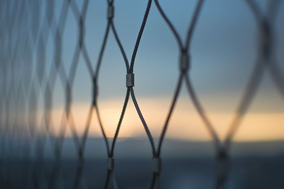 grunt, fokus fotografering, syklon gjerdet, Lukk, bilde, kablet, gjerde, utsikt, lys, metalltråd, grå, beskyttelse, sikkerhet, kjettinggjerde, solnedgang, ingen folk, grense, himmel, barriere, metall, netting, natur, fokusere på forgrunnen, vann, nærbilde, skumring, silhouette, selektiv fokusering, utendørs, 5K