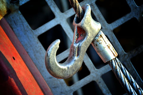 grå, kranekrog, stålkabel, teknologi, metal, værktøj, byggemaskine, træindustrien, konstruktion, krog, maskine, træbearbejdning, tæt på, rusten, ingen mennesker, fokus på forgrunden, Port, jern - metal, sikkerhed, lænke, udendørs, maskineri, beskyttelse, dag, selektiv fokusering, smedejern, låse, arkitektur, styrke, gammel, sølvfarvet, hjul, 5K, CC0, offentligt domæne, royaltyfrie