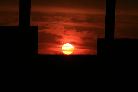 solnedgang, sol, rød, himmel, Brann, om kvelden, Sky, silhouette, sky - himmel, vindu, mørk, oransje farge, natur, ingen folk, skjønnhet i naturen, naturskjønnhet - natur, idylliske, utendørs, kopiere plass, ro, rolig scene, arkitektur, belyst, 4K, CC0, offentlig domene, opphavsrett gratis