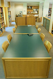 Büro, Bibliothek, Platz, Sitzplätze, Möbel, drinnen, Tabelle, Bildung, keine Leute, Regal, Abwesenheit, Stuhl, leeren, Stillleben, Sitz, Buch, große gruppe von gegenständen, Schule, Anordnung, Veröffentlichung, Bücherregal, in einer Reihe, Lernen, 4K, CC0, gemeinfrei, lizenzfrei