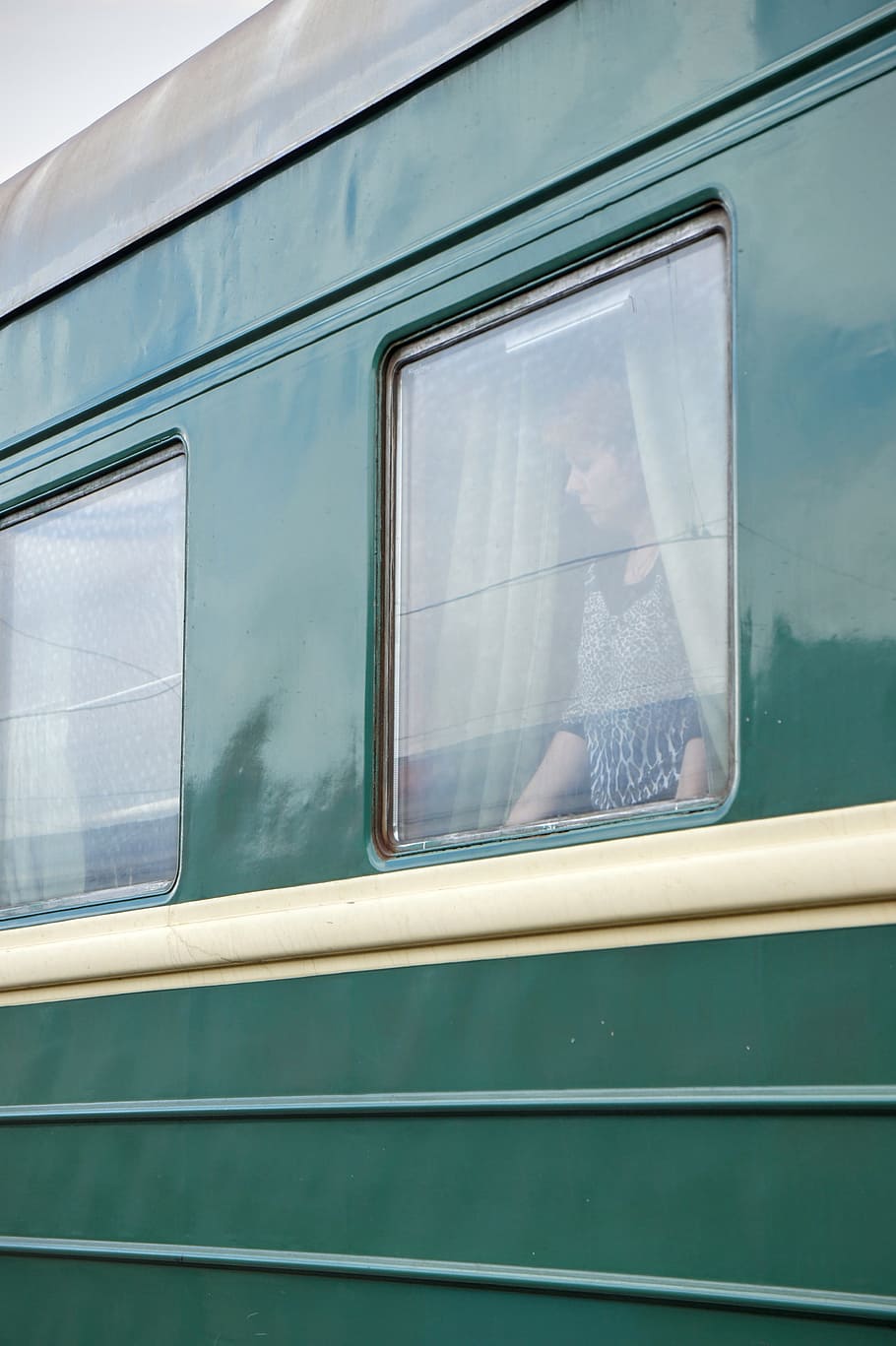 tren, conduir, finestra, dona, zugabteil, transport, viatjar, passatger, mode de transport, vies del ferrocarril, estació, persones que viatgen, plataforma d’estació de ferrocarril, dia, tren - vehicle, transport públic, a l'aire lliure, exterior de l'edifici, manera de transport, vidre - material, vehicle terrestre, reflexió, transparent, arquitectura, gent, naturalesa, transport per ferrocarril, ocupació, color turquesa, 4K