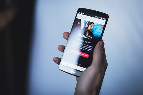 selectiu, foto del focus, metàl·lic, negre, lg g 3, g3, android, aplicació, poma, mà, celebració, lg, home, música, telèfon, pantalla, smartphone, tecnologia, mà humana, tecnologia sense fils, comunicació, telèfon intel·ligent, part del cos humà, dispositiu d’informació portàtil, connexió, pantalla tàctil, primer pla, tir de l'estudi, una persona, telèfon mòbil, a l'interior, aplicació per a mòbils, adult, fons blau, 5K, CC0, domini públic, lliure de regalies