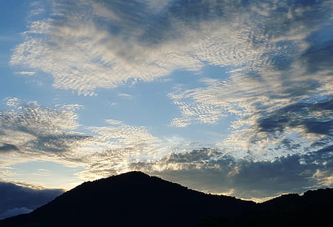 mrak, mraky, nebe, Sluneční svit, Příroda, krajina, odpoledne, paprsky slunce, západ slunce, modrá obloha, sol, den, mrak - nebe, hora, silueta, scenics - příroda, životní prostředí, krása v přírodě, pohoří, nikdo, klid, modrý, přistát, strom, venku, klidné scény, horský vrchol, destinace, borovice, jehličnatého stromu, 4K, CC0, veřejná doména, bez autorských práv