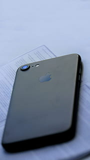 iphone, æble, iphone 7, sort, telefon, teknologi, meddelelse, trådløs teknologi, studio skud, forbindelse, ingen mennesker, indendørs, blå, computer, tæt på, høj vinkel visning, mobiltelefon, papir, digital tablet, bærbar informationsenhed, smart telefon, stilleben, forretning, farvet baggrund, selektiv fokusering, note pad, blå baggrund, 4K, CC0, offentligt domæne, royaltyfrie