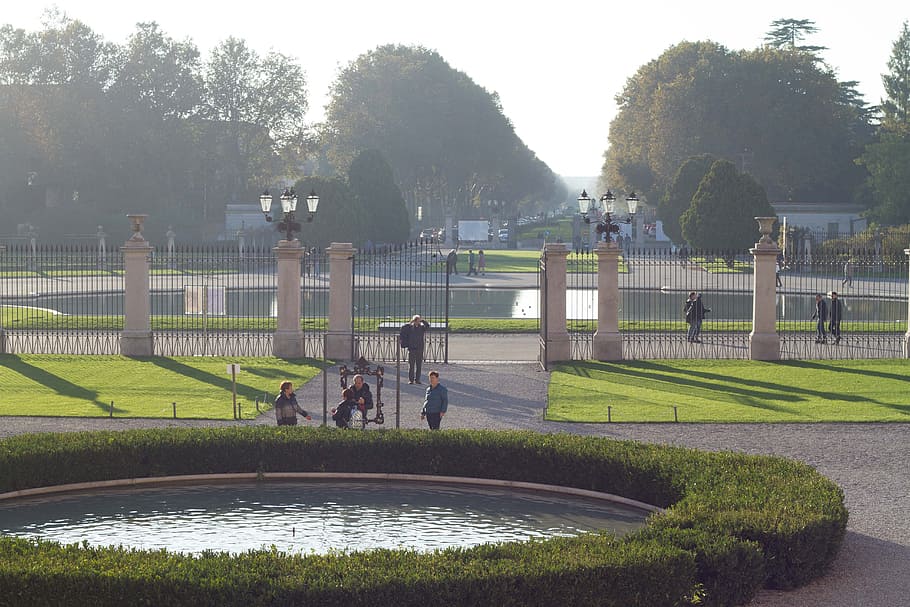 paesaggio, cielo, persone, acqua, architettura, costruzione, nuvole, luce del giorno, esterno, recinto, giardino, erba, gruppo, lampade, prato, all'aperto, parco, piante, stagno, alberi, pianta, albero, persone reali, natura, uomini, giorno, gruppo di persone, donne, persone accessorie, stili di vita, a piedi, adulto, crescita, lunghezza intera, canale, 5K