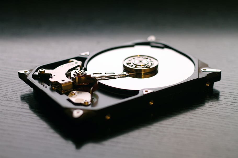 portàtil negre hdd, disc dur, disc, maquinari, dades, dur, tecnologia, ordinador, informació, emmagatzematge, conduir, hdd, PC, memòria, dispositiu, informàtica, tir de l'estudi, música, cap gent, a l'interior, instrument musical, primer pla, sol objecte, vista d’angle alt, enfocament selectiu, ombra, temps, cultura i entreteniment artístic, equipament musical, natura morta, dos objectes, antiguitat, gris, fons negre, instrument de corda, 5K