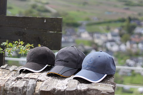 Couper, Chapeaux, mur, casquette, Vêtements, chapeau, journée, casque, se concentrer sur le premier plan, solide, architecture, la nature, couvre-chef, personne, en plein air, structure construite, rock - objet, Roche, le passé, l'histoire, fermer, chaussure, protection, Sécurité, métal, 5K, CC0, domaine public, libre de droits