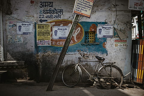 grå, stål cykel, hælder, væg, stiv, cykel, plakat, gammel, rustik, indien, arkitektur, meddelelse, transportmidler, tekst, land køretøj, bygget struktur, transportform, ingen mennesker, vestlige script, skilt, graffiti, stationær, bygning udvendig, murbygningsfunktion, dag, ikke-vestlige script, manuskript, forladt, forringelse, 4K, CC0, offentligt domæne, royaltyfrie