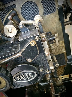 Kalee, projektor, antik, metal, maskineri, høj vinkel visning, indendørs, maskindel, ingen mennesker, stilleben, udstyr, transportform, motor, transportmidler, land køretøj, industri, forladt, køretøjsdel, teknologi, tæt på, forældet, arbejdsværktøj, 2K, CC0, offentligt domæne, royaltyfrie
