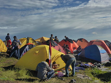 foto, gent, de peu, al costat, tendes de campanya, campament, fatalitat, senderisme, motxilla, família, festa, mount, turisme, viatjar, trekking, tenda, a l'aire lliure, aventura, naturalesa, vacances, recerca recreativa, grup de persones, persones reals, cel, núvol - cel, homes, activitat d'oci, terra, estils de vida, gran grup de persones, multitud, camp, adult, dones, grup, dia, Festival, 2K, CC0, domini públic, lliure de regalies