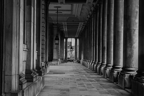 colonne, ritmo, architettura, bianco e nero, colonna architettonica, direzione, la strada davanti, struttura costruita, portico, costruzione, corridoio, di fila, colonnato, giorno, in casa, prospettiva decrescente, pavimentazione, il passato, storia, persone accessorie, arco, soffitto, 5K, CC0, dominio pubblico, privo di copyright