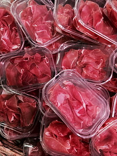 carne, scatola, carne di manzo, salsiccia, confezione, rosso, Manzo, salsiccia, macellerie, mangiare, cibo, vitamina B12, fotogramma intero, abbondanza, nessuno, sfondi, cibo dolce, cibo e bevande, natura morta, grande gruppo di oggetti, trasparente, avvicinamento, freschezza, dolce, vista dall'alto, in casa, plastica, contenitore, Al dettaglio, colore rosa, bicchiere, politene, 4K, CC0, dominio pubblico, privo di copyright