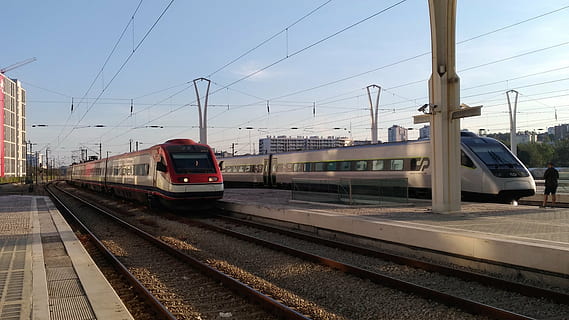 Zug, Alfa Pendel, Portugal, Schienenverkehr, Transportmittel, Spur, Bahngleis, Transport, öffentliche Verkehrsmittel, Elektrizität, Zug - Fahrzeug, Kabel, Himmel, Bahnsteig, die Architektur, Reise, Personenzug, Bewegung, Natur, Landfahrzeug, Stadt, Stromleitung, keine Leute, Netzteil, Eisenbahnwagen, draußen, Bahnhof, Ankunft, 4K, CC0, gemeinfrei, lizenzfrei