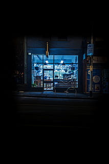 landskapsfotografering, butikkfasade, natt, butikk, fasade, urbane scene, mørk, gate, mennesker, vindu, ingen folk, industri, bygget struktur, innendørs, arkitektur, belyst, by, transport, glass - materiale, gjennomsiktig, transportmiddel, bil, hjemlige rom, vei, virksomhet, uteliv, 4K, CC0, offentlig domene, opphavsrett gratis
