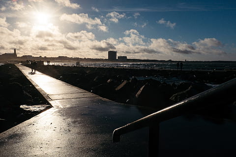 Seepromenade, Meer, Promenade, Landschaft, Bahngleis, Himmel, Transport, keine Leute, wolke - himmel, Sonnenlicht, draußen, Tag, Natur, Wasser, die Architektur, gebaute Struktur, Stadt, Sonne, Horizont, Horizont über Land, Geländer, Gebäudehülle, ruhige Szene, 4K, CC0, gemeinfrei, lizenzfrei