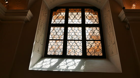 vindue, glasmosaik, baggrundsbelysning, skygge, kirke, indendørs, glas - materiale, ingen mennesker, dag, arkitektur, farvede glas, bygget struktur, bygning, sollys, glas, lav vinkel visning, gennemsigtig, mønster, geometrisk form, natur, form, design, murbygningsfunktion, vinduesramme, loft, blomstermønster, 4K, CC0, offentligt domæne, royaltyfrie