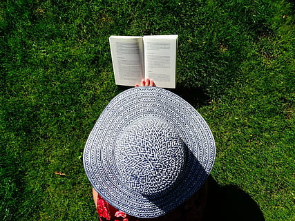 fotografi, person, iført, solhatte lesebok, felt, gress, hatt, hage, lese, sommer, slappe av, bøker, bok, er, grønn, dag, utendørs, ingen folk, nærbilde, høy vinkel visning, anlegg, land, grønn farge, natur, ekte folk, én person, vekst, klær, livsstil, ukjennelig person, parkere, fritidsaktivitet, 2K, CC0, offentlig domene, opphavsrett gratis