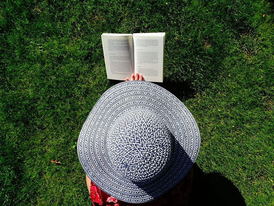 fotografieren, Person, tragen, Sonnenhut Lesebuch, Feld, Gras, Hut, Garten, lesen, Sommer-, Entspannen Sie Sich, Bücher, Buch, sind, Grün, Tag, draußen, keine Leute, Nahansicht, High Angle View, Pflanze, Land, grüne Farbe, Natur, echte Menschen, eine Person, Wachstum, Kleidung, Lebensstile, nicht erkennbare Person, Park, Freizeitbeschäftigung, 2K