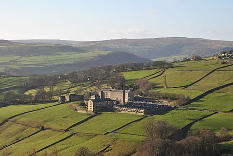 Mühle, Landschaft, Felder, Natur, ländlich, Dorf, Landwirtschaft, Bauernhof, Himmel, Grün, Gebäude, draussen, ländliche Szene, Feld, Patchwork-Landschaft, Umgebung, Szenen - Natur, Land, die Architektur, Ruhe, Schönheit in der Natur, ruhige Szene, gebaute Struktur, High Angle View, grüne Farbe, Tag, Gebäudehülle, keine Leute, draußen, hügelige Landschaft, 4K, CC0, gemeinfrei, lizenzfrei