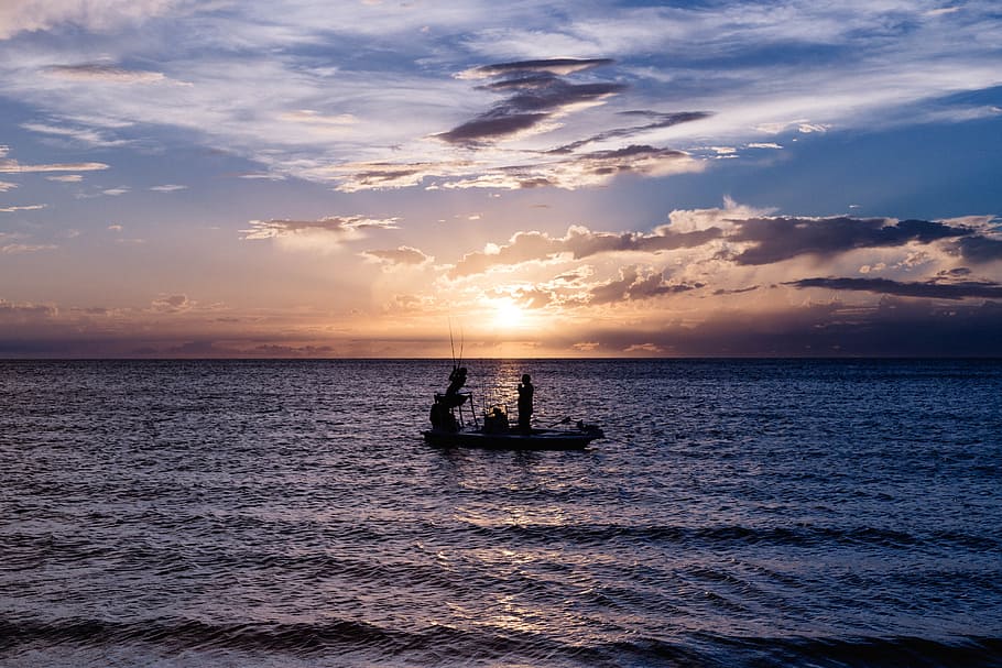 Angeln, Licht, Meer, Dämmerung, Strand, Boot, Wolken, Natur, Ozean, draußen, seelandschaft, Silhouette, Himmel, Sonnenaufgang, Sonnenuntergang, Wasser, Wasserfahrzeug, Transport, wolke - himmel, Transportmittel, Horizont über Wasser, Schönheit in der Natur, Horizont, Szenen - Natur, Ruhe, Reise, ruhige Szene, Sonne, Freizeitboot, Segelboot, 5K