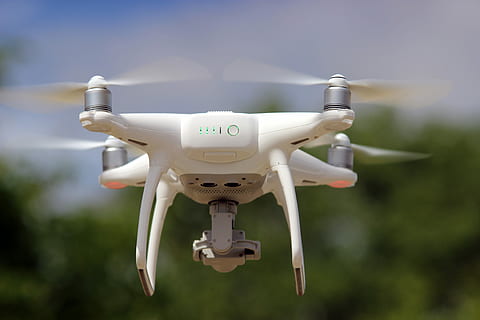 trubec, let, létat, rotoru, quadcopter, den, zaměřit se na popředí, Příroda, nikdo, futuristický, rostlina, technologie, pohyb, venku, robot, strom, bílá barva, dohled, slunečního světla, nebe, detail, střední vzduch, létající, přeprava, 5K, CC0, veřejná doména, bez autorských práv