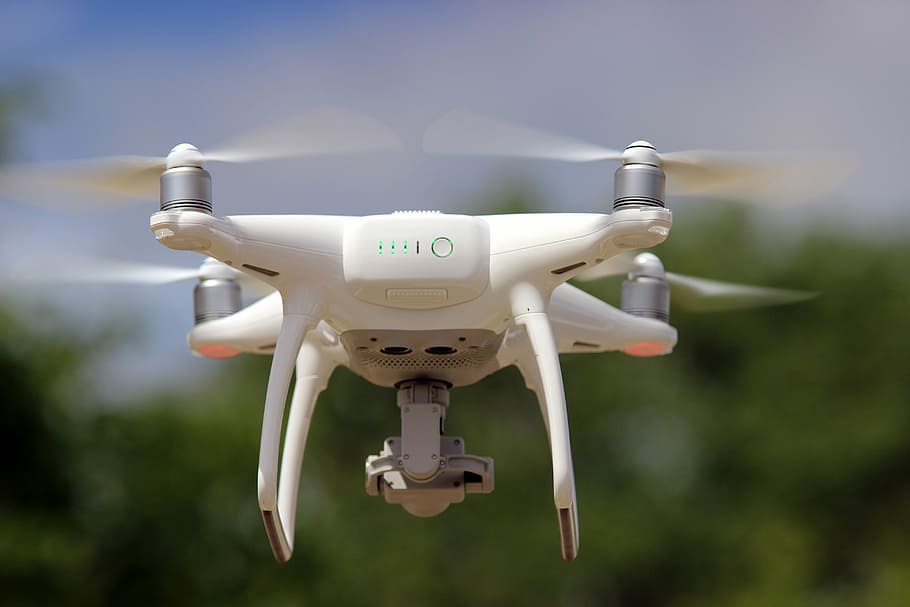 trubec, let, létat, rotoru, quadcopter, den, zaměřit se na popředí, Příroda, nikdo, futuristický, rostlina, technologie, pohyb, venku, robot, strom, bílá barva, dohled, slunečního světla, nebe, detail, střední vzduch, létající, přeprava, 5K