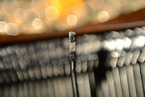 fotografia di bokeh, pianoforte, chiave, genere, tipografia, luci, avvicinamento, nessuno, messa a fuoco selettiva, in casa, moda, gioielli, concentrarsi sulle conoscenze acquisite, cultura artistica e intrattenimento, diamante - gemma, musica, tecnologia, strumento musicale, attività commerciale, argento - metallo, ricchezza, modello, metallo, architettura, defocused, color argento, lusso, 4K, CC0, dominio pubblico, privo di copyright