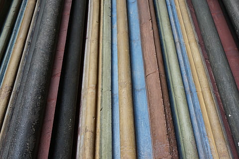 Struktur, Bereich, Kunst, Oberfläche, Wand, Lichtschatten, Hintergrund, Muster, Farbe, mehrfarbig, Vollbild, Variation, Wahl, Hintergründe, keine Leute, Stillleben, Nahansicht, Seite an Seite, große gruppe von gegenständen, drinnen, Anordnung, in einer Reihe, zu verkaufen, Kunst und Handwerk, Textil-, Sammlung, Fülle, Verkauf, Auftrag, Kunst- und Handwerksausrüstung, Vielfalt, 5K, CC0, gemeinfrei, lizenzfrei