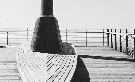 fusta, banc, coberta, barana, blanc i negre, material de fusta, dia, naturalesa, arquitectura, estructura construïda, sendera, cap gent, cel, cel clar, a l'aire lliure, ombra, llum solar, connexió, passeig marítim, còpia espai, panells de fusta, pont, patró, seient, llarg, 1080P, CC0, domini públic, lliure de regalies
