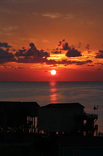 sole, tramonto, nuvole, sera, cielo, sole steso, crepuscolo, mare, silhouette, orizzonte sull'acqua, Paesaggi, spiaggia, acqua, bellezza nella natura, scenics - natura, orizzonte, colore arancione, nuvola - cielo, natura, la tranquillità, gruppo di persone, idilliaco, scena tranquilla, architettura, all'aperto, 5K, CC0, dominio pubblico, privo di copyright