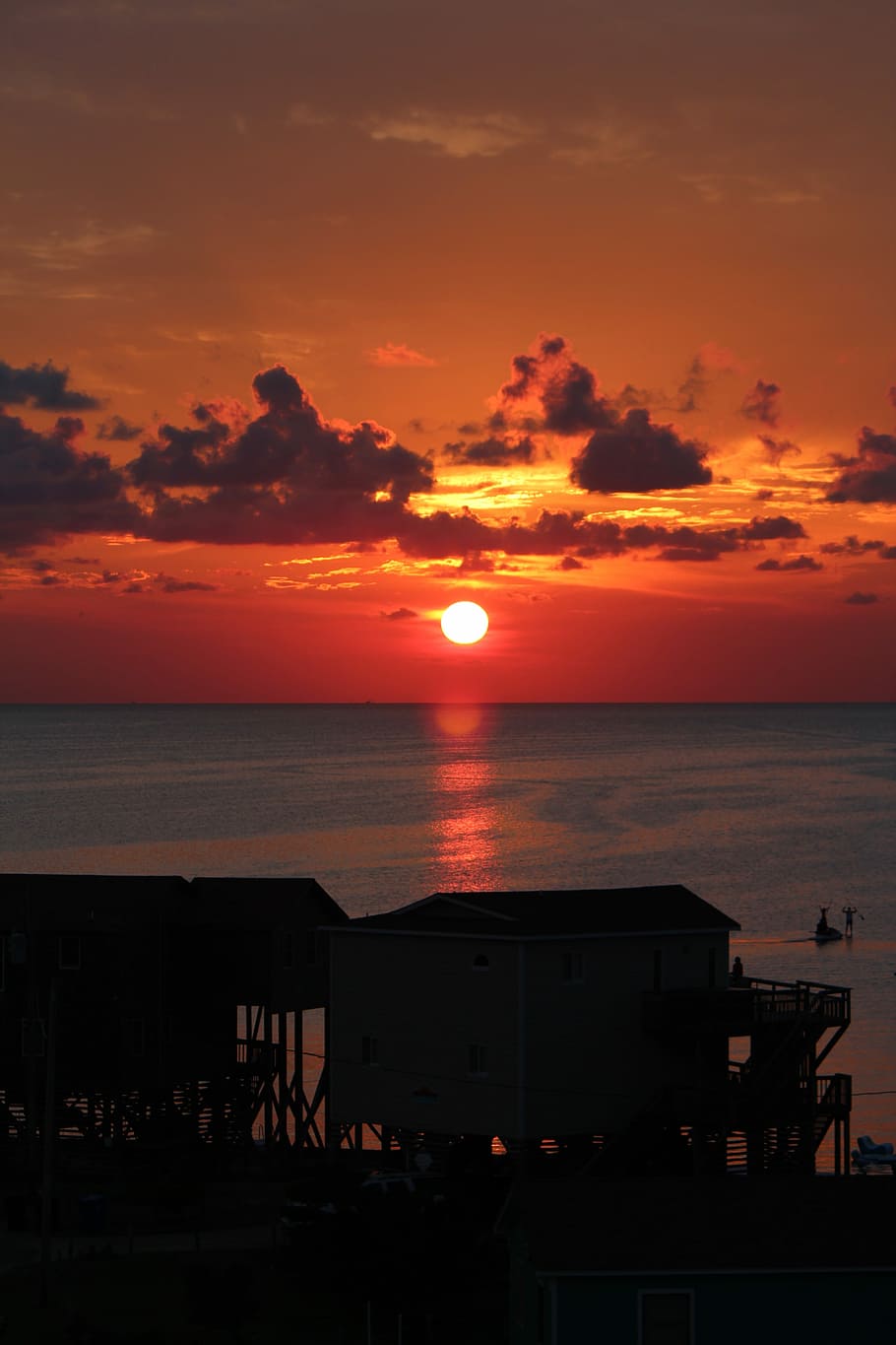 sole, tramonto, nuvole, sera, cielo, sole steso, crepuscolo, mare, silhouette, orizzonte sull'acqua, Paesaggi, spiaggia, acqua, bellezza nella natura, scenics - natura, orizzonte, colore arancione, nuvola - cielo, natura, la tranquillità, gruppo di persone, idilliaco, scena tranquilla, architettura, all'aperto, 5K