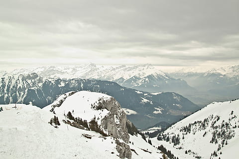 antenne, udsigt, dækket, sne, luftfoto, bjerg, vinter, natur, landskab, europæiske alper, scenics, himmel, udendørs, bjergtop, koldtemperatur, bjergkæde, is, bakke, panoramisk, ingen mennesker, træ, sky - himmel, kold temperatur, vejr, skønhed i naturen, scenics - natur, snedækket bjerg, rolig scene, miljø, ro, ikke-urbane scene, hvid farve, dag, dækker, 4K